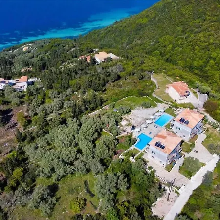 4 * Tsoukaládhes